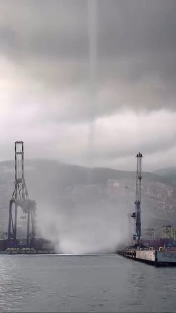 HATAY’IN İSKENDERUN KÖRFEZİ’NDE DENİZ ÜZERİNDE OLUŞAN HORTUM, VATANDAŞLAR TARAFINDAN CEP TELEFONU...