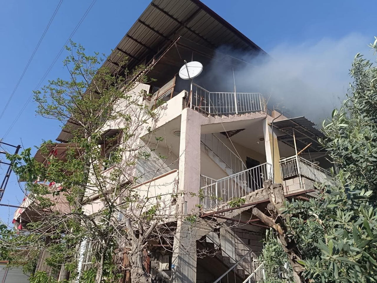 HATAY’IN KIRIKHAN İLÇESİNDE 2 KATLI MÜSTAKİL EVİN TERASI ALEVLERE TESLİM OLARAK YANDI.