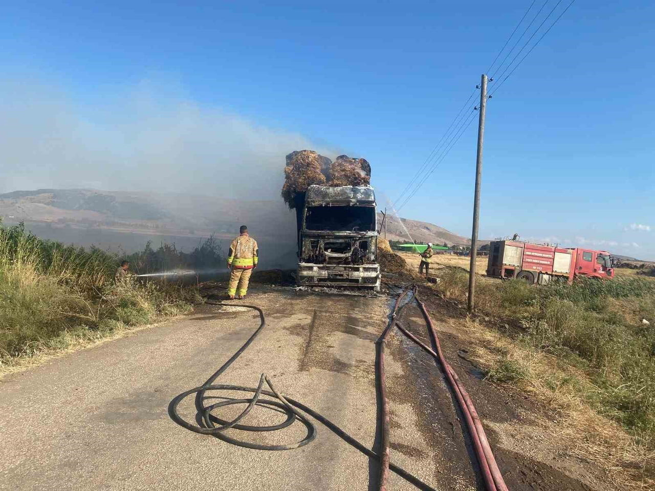 HATAY’IN KIRIKHAN İLÇESİNDE ALEVLERE TESLİM OLAN SAMAN BALYASI YÜKLÜ TIR, KULLANILAMAZ HALE...