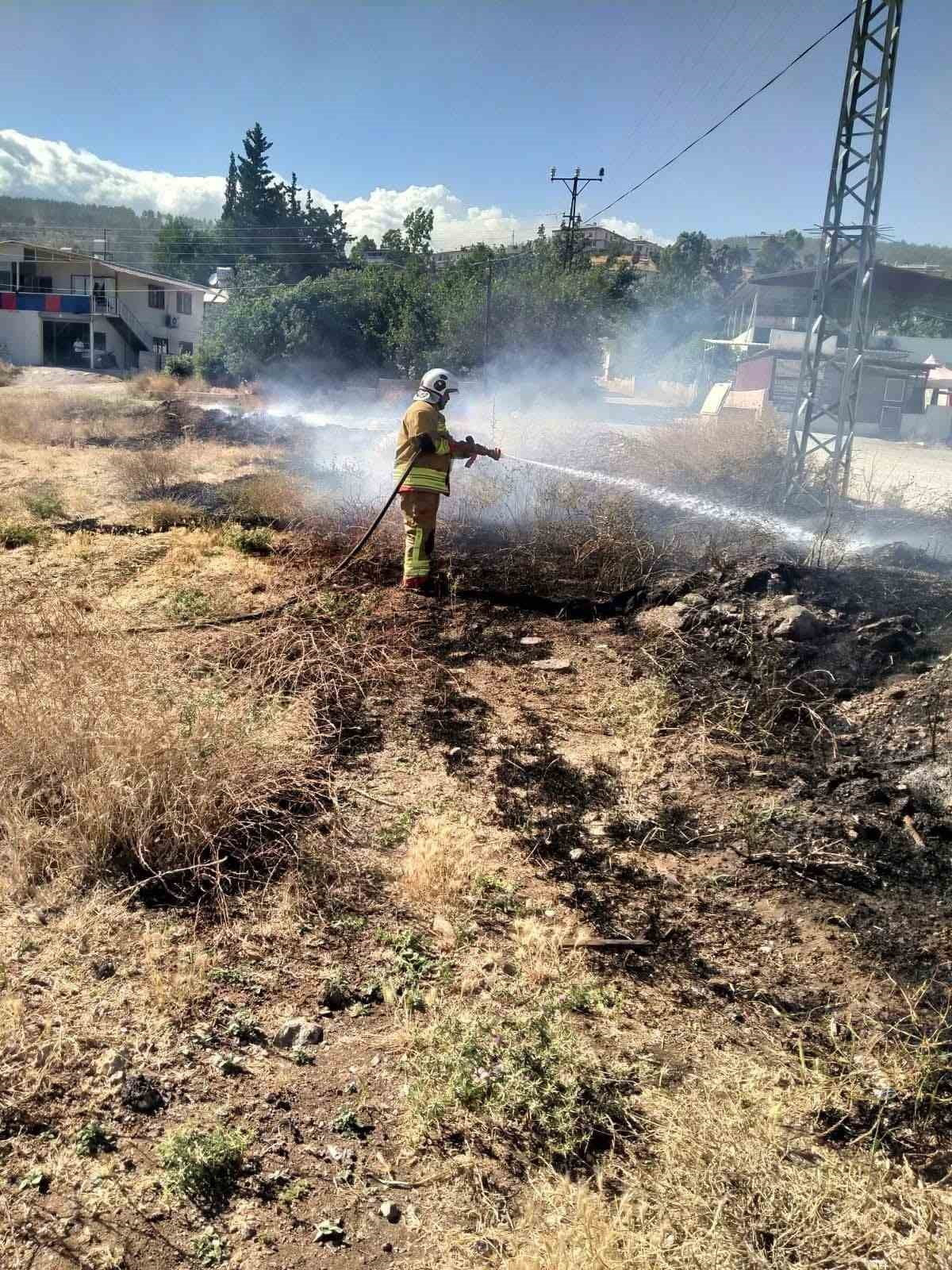 HATAY’IN KIRIKHAN İLÇESİNDE BAHÇEDE ÇIKAN YANGIN, İTFAİYE EKİPLERİNİN HIZLI MÜDAHALESİYLE GENİŞ...