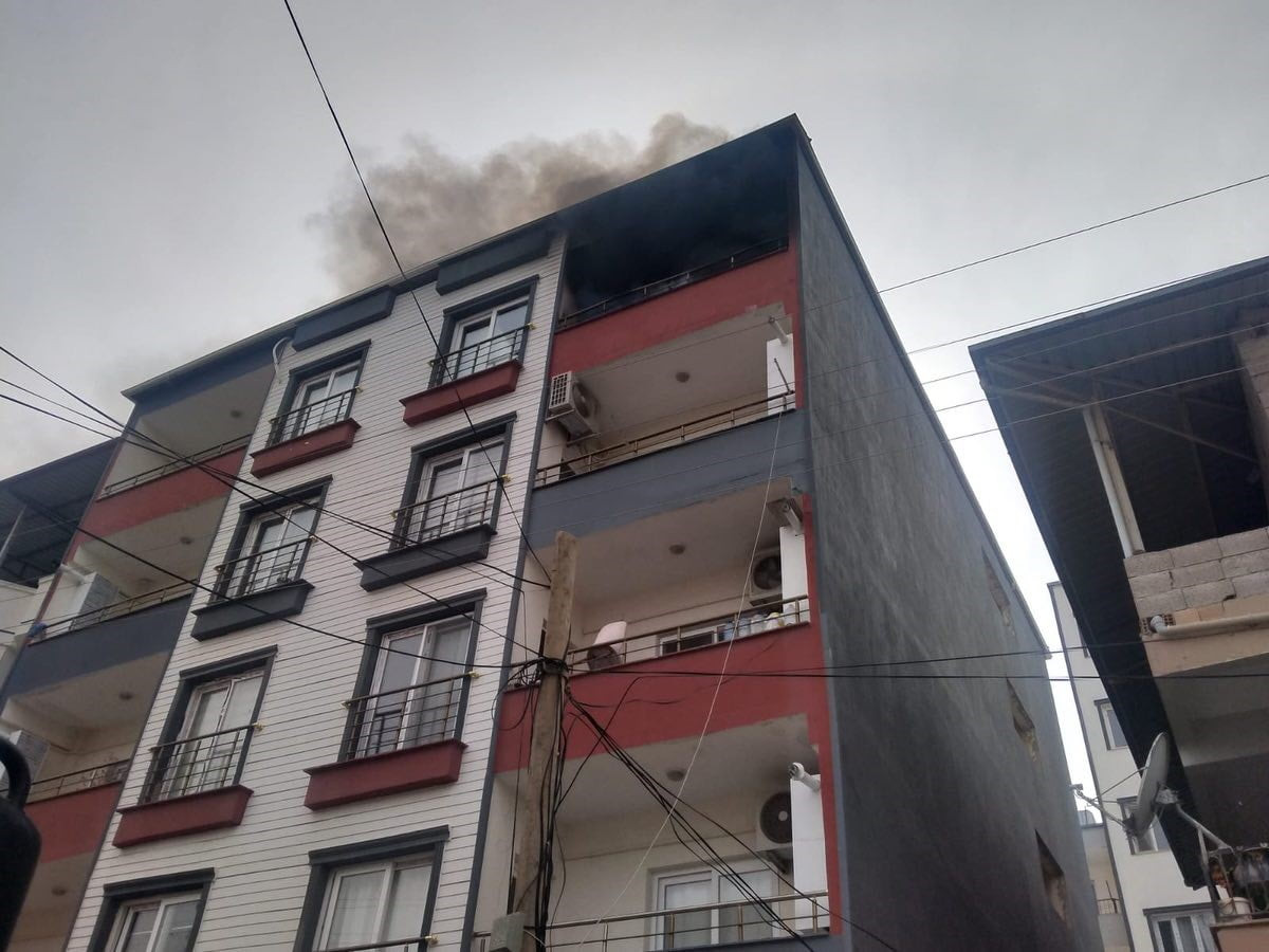 HATAY’IN KIRIKHAN İLÇESİNDE BİR MESKENDE ÇIKAN YANGIN, EKİPLERİN HIZLI MÜDAHALESİYLE KISA SÜREDE...