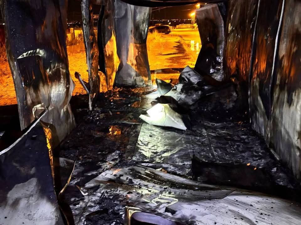 HATAY’IN KIRIKHAN İLÇESİNDE  BULUNAN KONTEYNER, ÇIKAN YANGINDA KULLANILAMAZ HALE GELDİ.