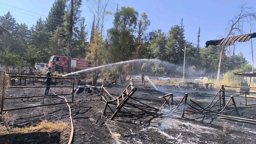 HATAY’IN KIRIKHAN İLÇESİNDE DEPO YANARAK KÜLE DÖNDÜ.