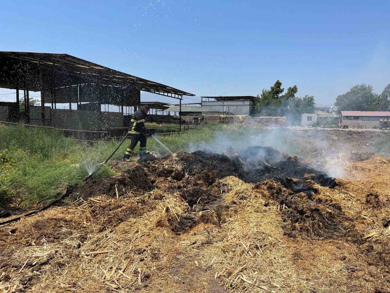 HATAY’IN KIRIKHAN İLÇESİNDE MEYDANA GELEN SAMANLIK YANGINI GENİŞ ALANA SIÇRAMADAN İTFAİYE EKİPLERİ...