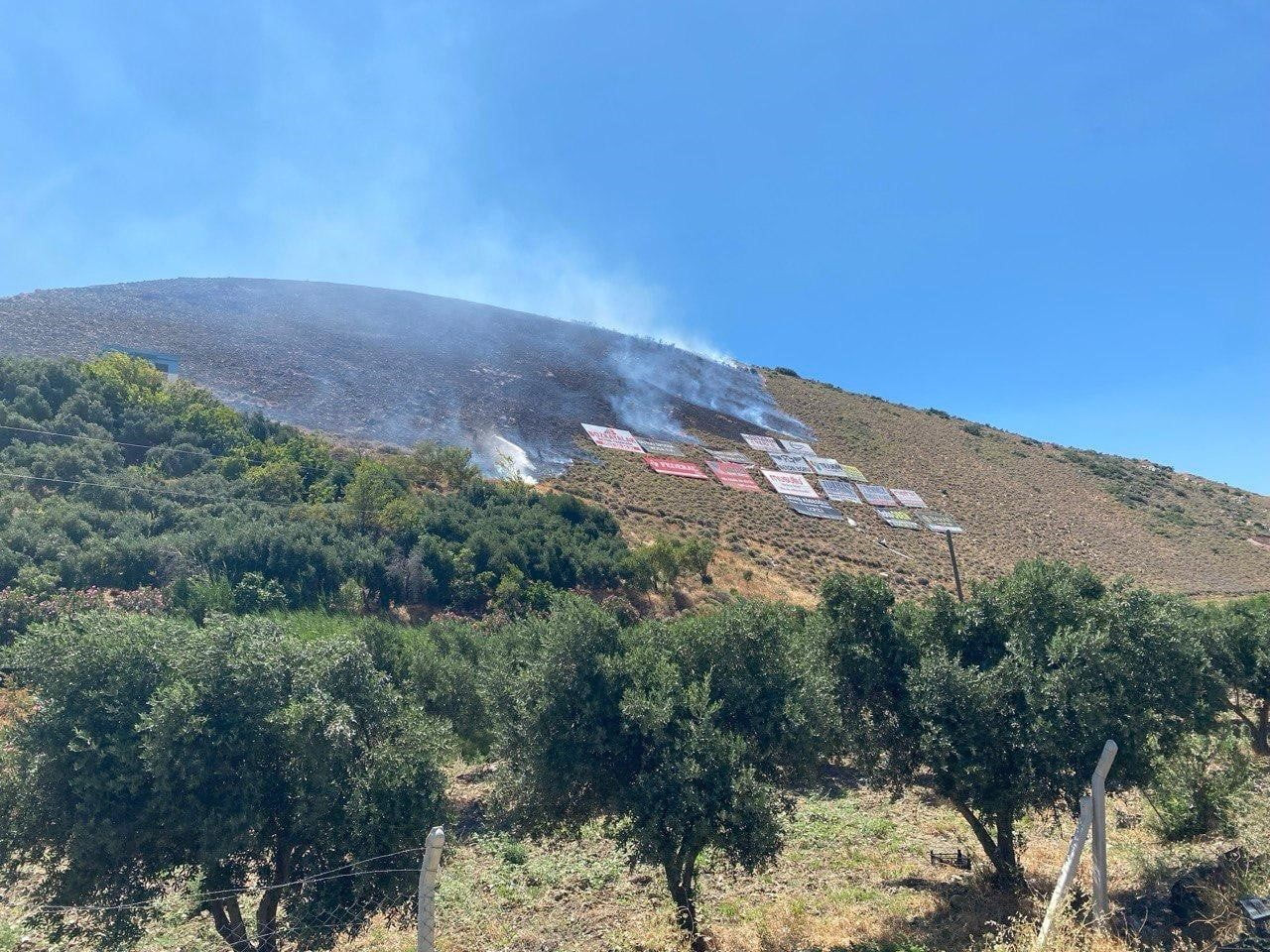 HATAY’IN KIRIKHAN İLÇESİNDE ORMAN YANGINI ÇIKTI. KARADAN VE HAVADAN YAPILAN MÜDAHALELERİN ARDINDA...