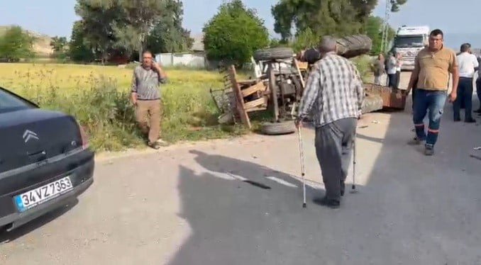 HATAY’IN KIRIKHAN İLÇESİNDE TIRLA ÇARPIŞARAK DEVRİLEN TRAKTÖRÜN 80 YAŞINDAKİ SÜRÜCÜ...