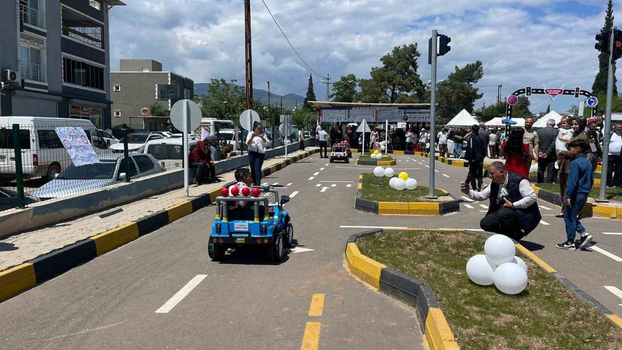 HATAY’IN KIRIKHAN İLÇESİNDE TRAFİK EĞİTİM VE BİLGİLENDİRME PİSTİ’NİN AÇILIŞI DÜZENLENEN PROGRAMLA...