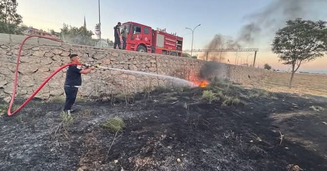 HATAY’IN KIRIKHAN İLÇESİNDE ZEYTİNLİK ALANDA ÇIKAN YANGIN, İTFAİYE EKİPLERİNİN HIZLI MÜDAHALESİYLE...