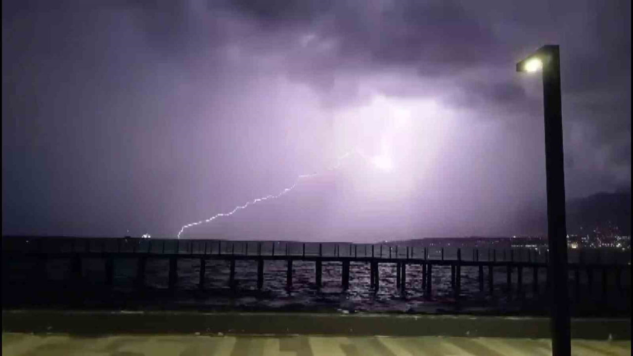 HATAY’IN KIYI İLÇELERİNDE GECE SAATLERİNDE YILDIRIMLA BİRLİKTE ETKİLİ OLAN ŞİDDETLİ YAĞIŞ HAYATI...