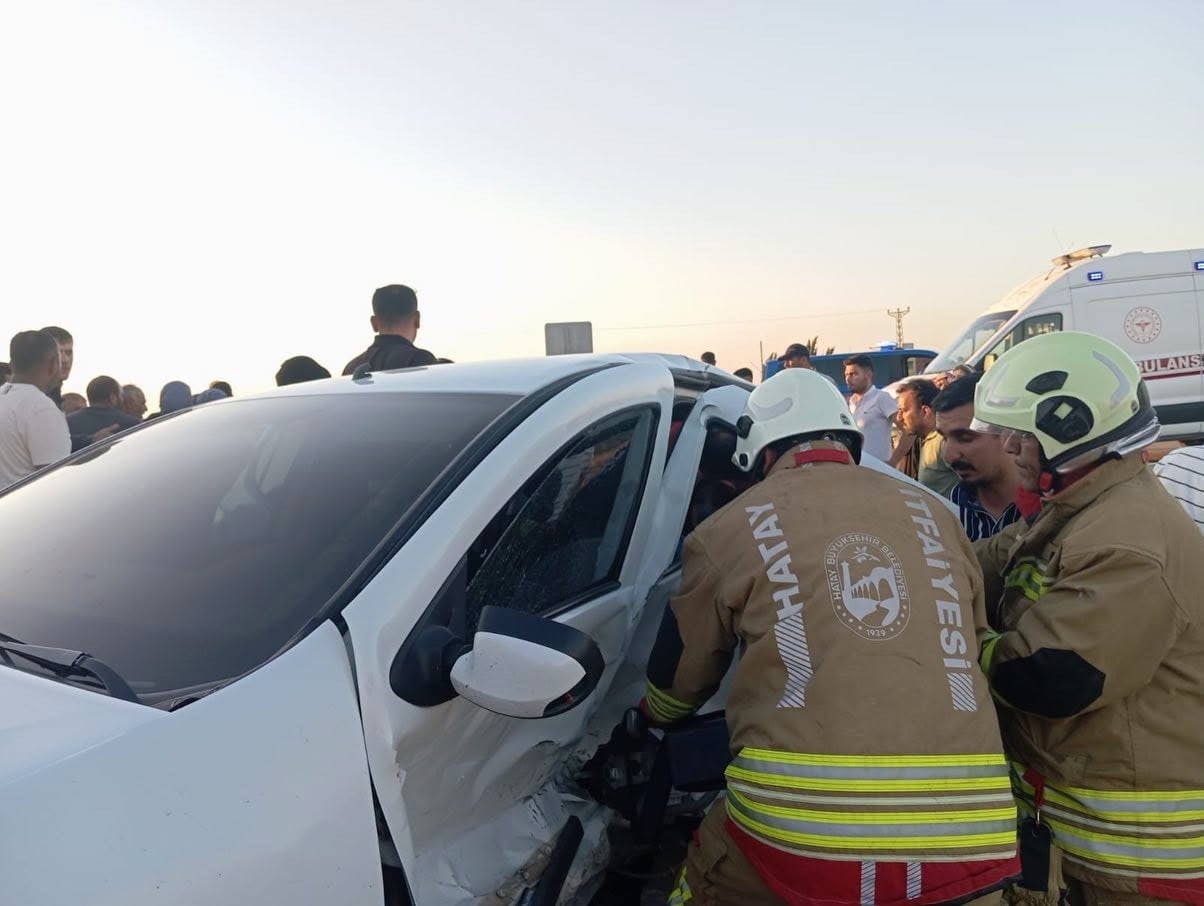 HATAY’IN KUMLU İLÇESİNDE 2 OTOMOBİLİN ÇARPIŞMASIYLA YAŞANAN KAZADA 4 KİŞİ YARALANDI.