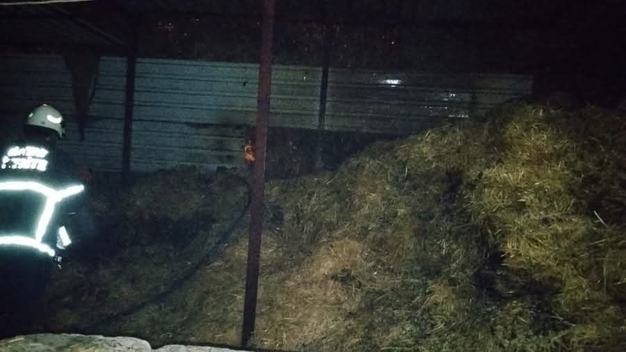 HATAY’IN KUMLU İLÇESİNDE ÇIKAN SAMANLIK YANGINI KISA SÜREDE KONTROL ALTINA ALINDI.