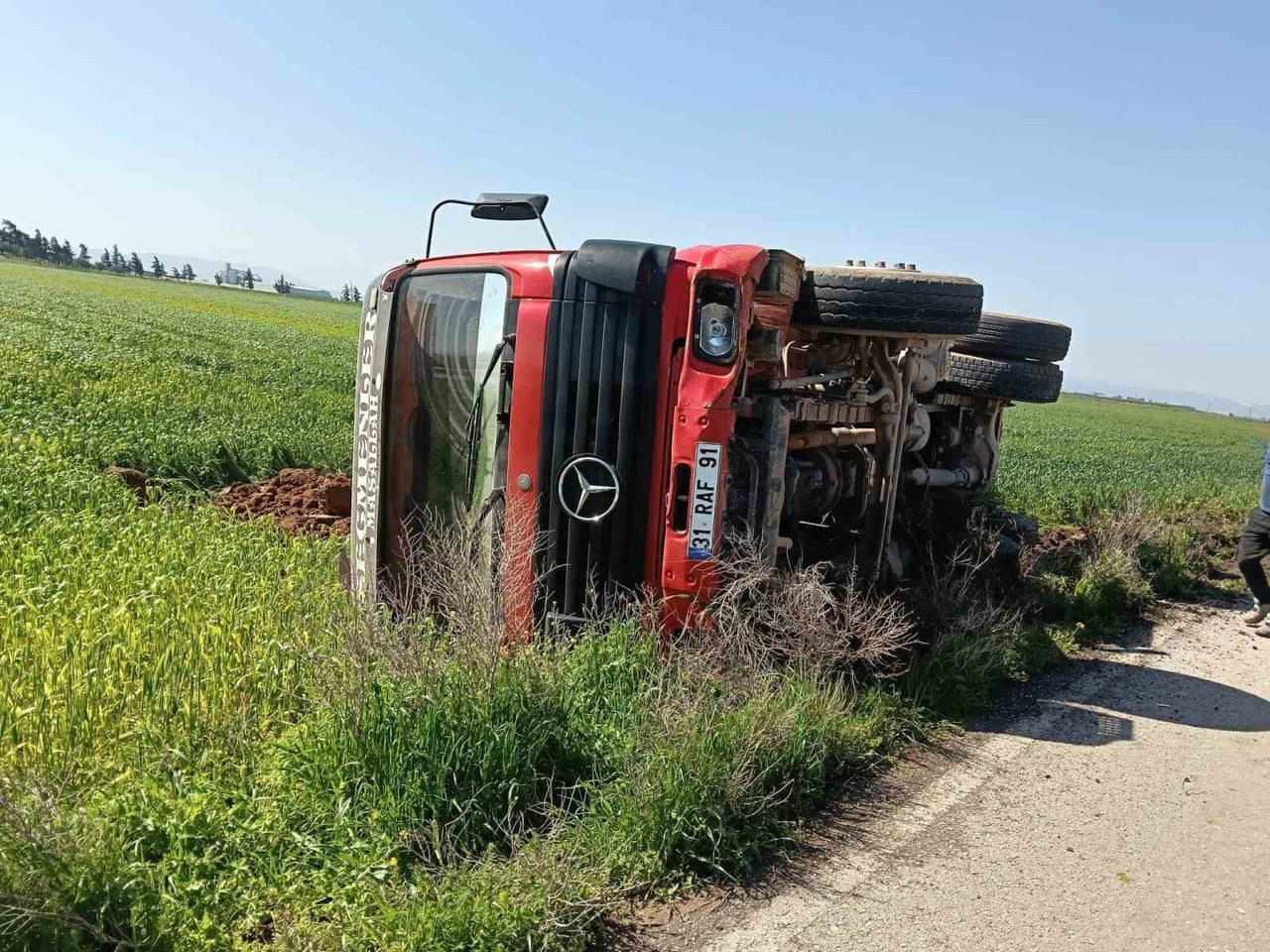 HATAY’IN KUMLU İLÇESİNDE SÜRÜCÜSÜNÜN KONTROLÜNÜ KAYBETMESİYLE DEVRİLEN TIR SÜRÜCÜSÜ HAFİF...