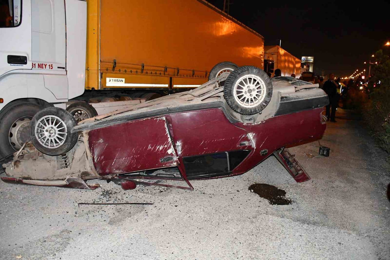 HATAY’IN PAYAS İLÇESİNDE LASTİĞİ PATLAYAN OTOMOBİL TAKLA ATTI. TAKLA ATAN OTOMOBİLDEKİ 1’İ AĞIR 3...
