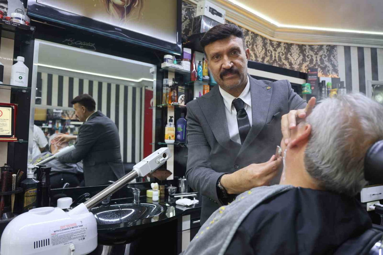 HATAY’IN REYHANLI İLÇESİNDE 46 YILDIR BERBERLİK YAPAN SELAHATTİN ASLAN, SON 5 YILDIR YAZ-KIŞ...