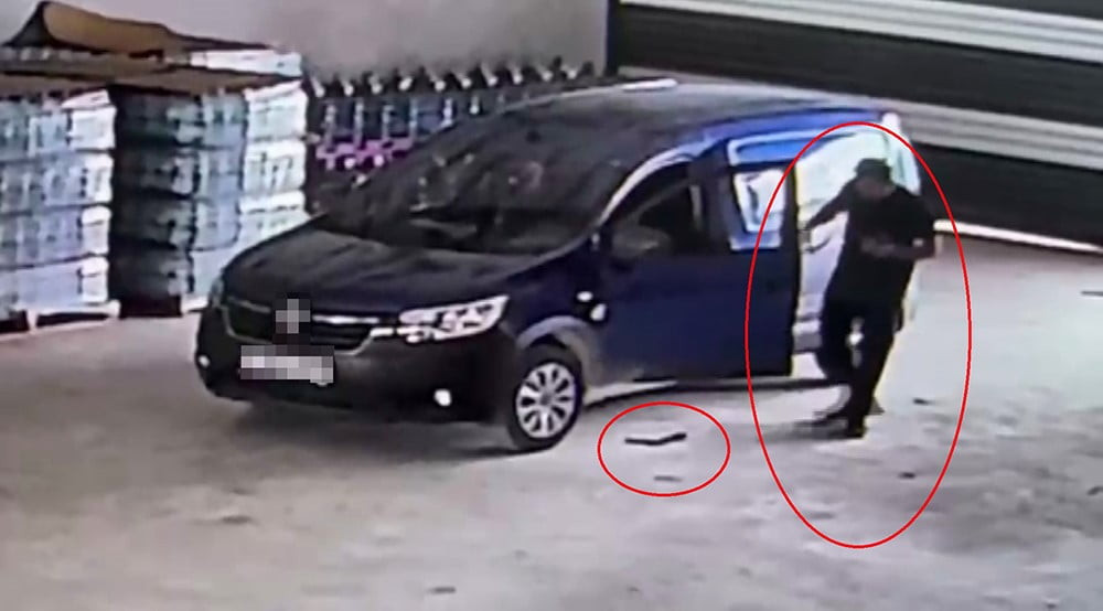 HATAY’IN SAMANDAĞ İLÇESİNDE HAFİF TİCARİ ARACA GİREN YILAN, SÜRÜCÜYÜ KORKUTTUĞU ANLAR KAMERAYA...