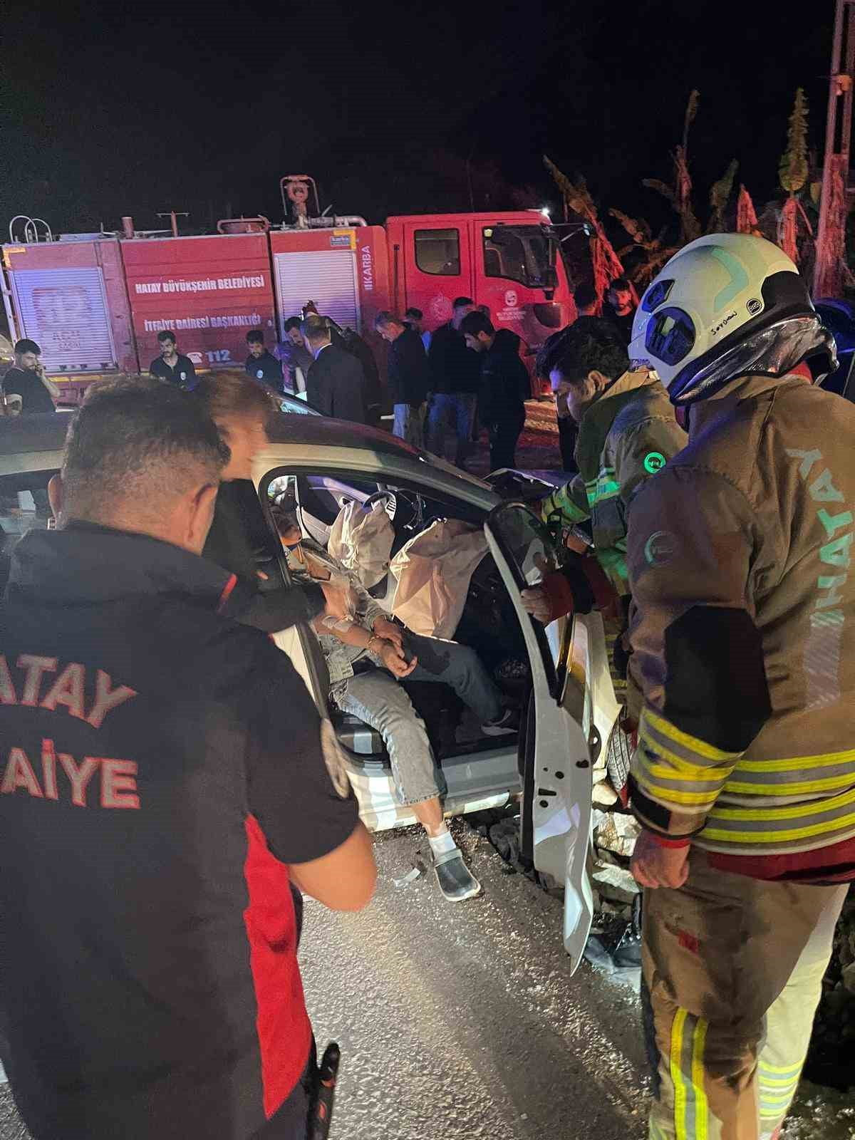 HATAY’IN SAMANDAĞ İLÇESİNDE KOYUNOĞLU MAHALLESİ'NDE TRAFİK KAZASI YAŞANDI.TRAFİK KAZASINDA ARAÇTA...