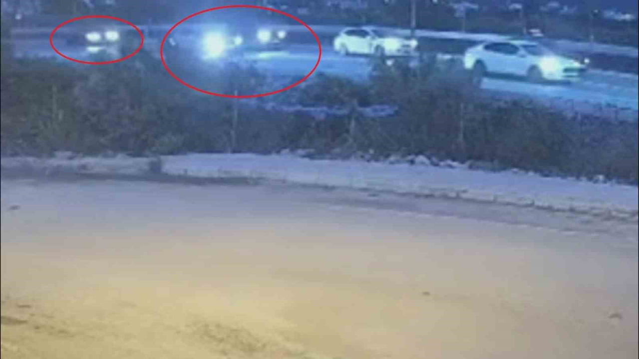 HATAY’IN SAMANDAĞ İLÇESİNDE SÜRATLİ GELEN OTOMOBİL, KIRMIZI IŞIKTA BEKLEYEN 2 OTOMOBİLE ÇARPTIĞI...
