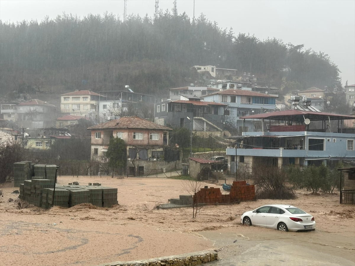 Hatay’ın Yayladağı ilçesinde sağanak nedeniyle ev ve iş yerlerini su bastı, caddelerde su...