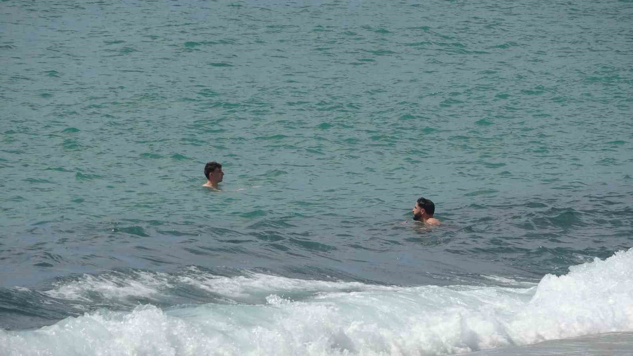 HAVA SICAKLIĞININ 21 DERECEYE KADAR ÇIKTIĞI ANTALYA'NIN ALANYA İLÇESİNDE VATANDAŞLAR GÜNEŞİN VE...