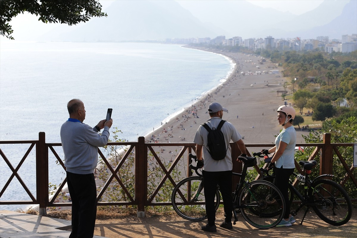 Hava sıcaklığının 27 derece olarak kaydedildiği Antalya'da, denize giren ve güneşlenen vatandaşlar...