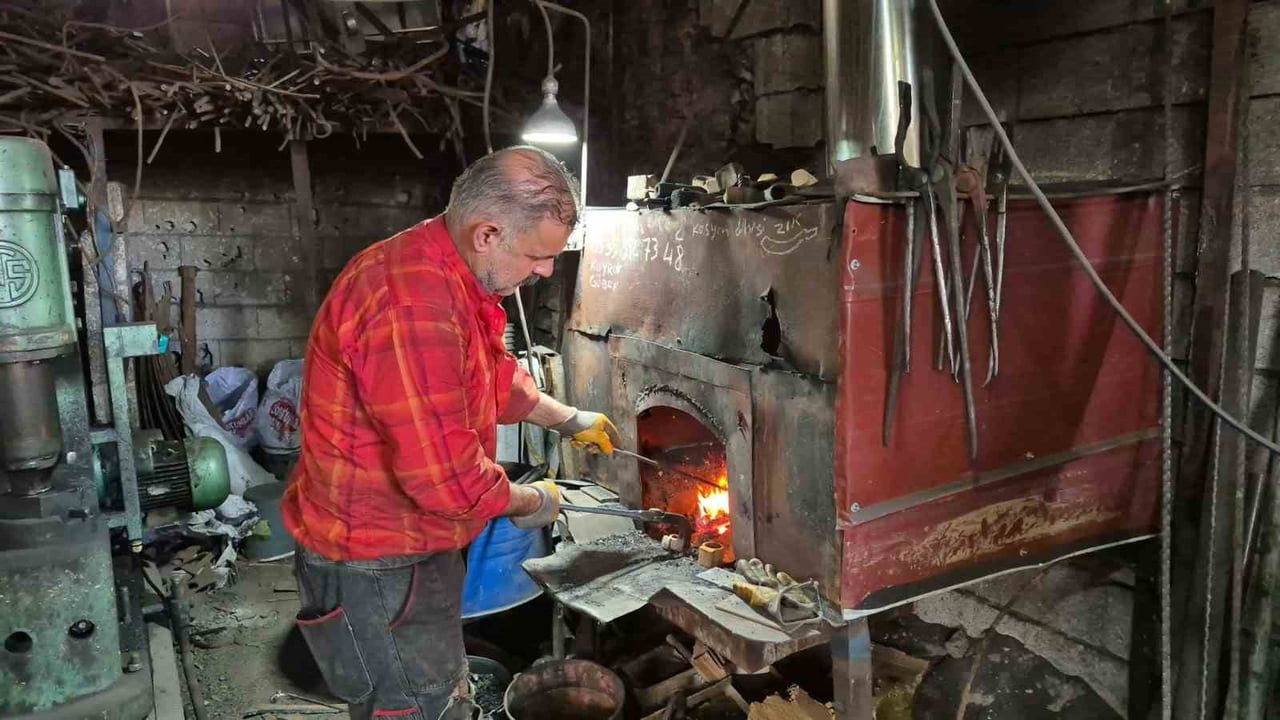 HAVA SICAKLIĞININ 40 DERECEDEN FAZLA OLDUĞU ADIYAMAN’DA KAVURUCU YAZ GÜNLERİNDE DEMİR USTASI BABA...