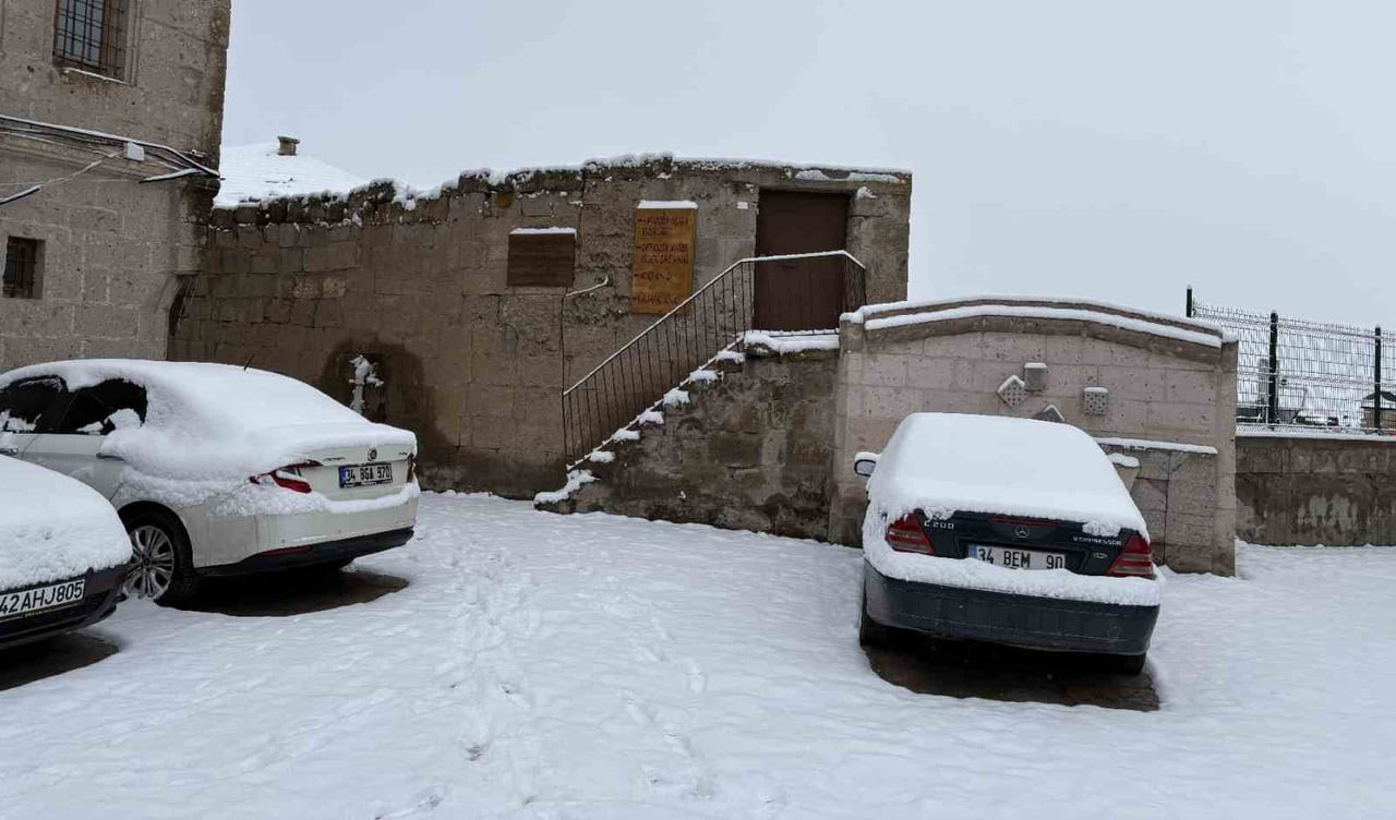 HAVA SICAKLIĞININ EKSİ 2'YE KADAR DÜŞTÜĞÜ AKSARAY'IN GÜZELYURT İLÇESİ SABAHA KARŞI YAĞAN KAR İLE...