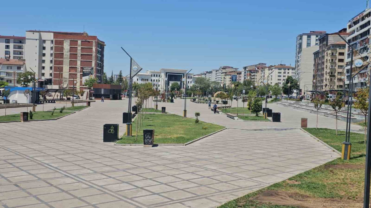 HAVA SICAKLIĞININ MEVSİM NORMALLERİNİN ÜZERİNDE SEYRETMESİYLE BİRLİKTE VATANDAŞLAR ZORUNLU...
