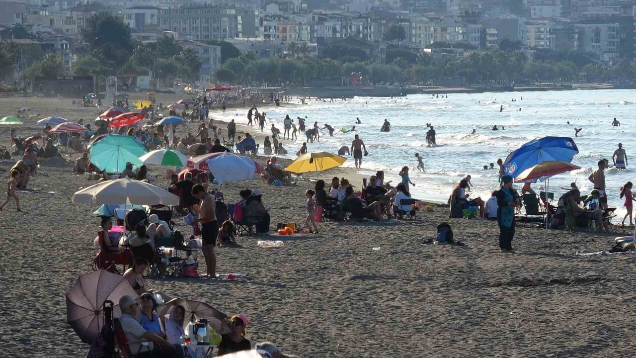 HAVA SICAKLIKLARININ ARTMASIYLA BİRLİKTE SAMSUN'UN ATAKUM SAHİLİ DOLUP TAŞTI. SERİNLEMEK İSTEYEN...