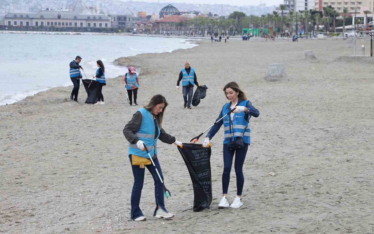 HAVA SICAKLIKLARININ ARTMASIYLA BİRLİKTE VATANDAŞLARIN AKININA UĞRAYAN BÜYÜKÇEKMECE SAHİLİ’NDE BAŞ...