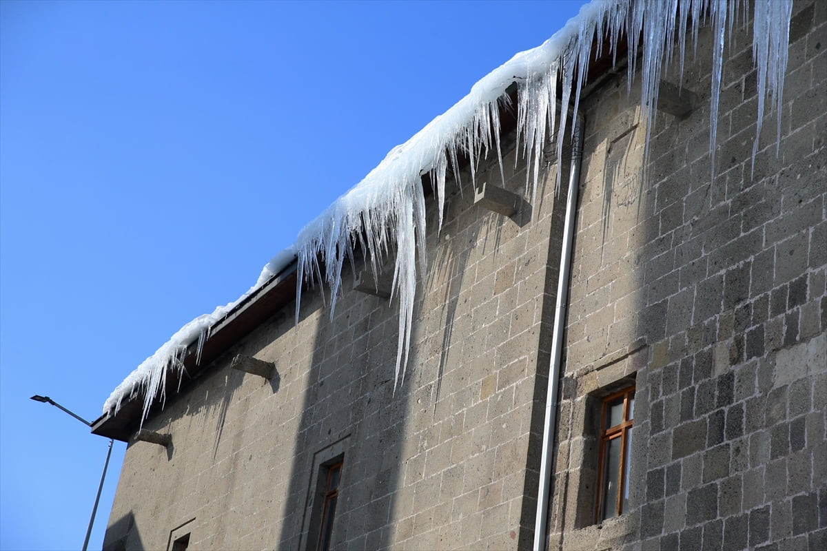 Hava sıcaklıklarının sıfırın altında seyrettiği Erzurum'da dondurucu soğuklar etkili oluyor. Gece...