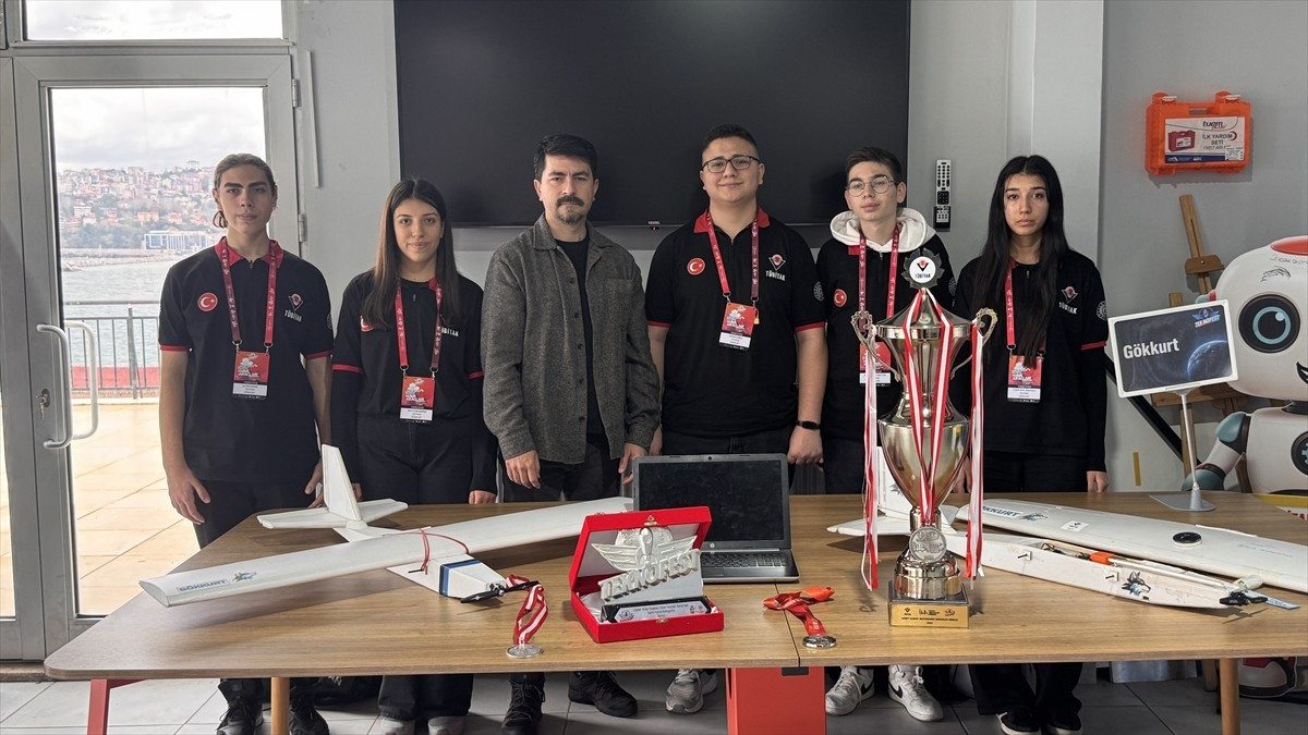 Havacılık, Uzay ve Teknoloji Festivali (TEKNOFEST) 2025'te, tasarladıkları insansız hava aracıyla...