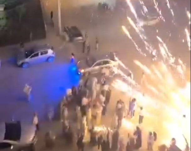 HAVAİ FİŞEK, YANLIŞLIKLA MİSAFİRLERİN ÜZERİNE DOĞRU ATEŞLENDİ; VATANDAŞLAR KORKUYLA...