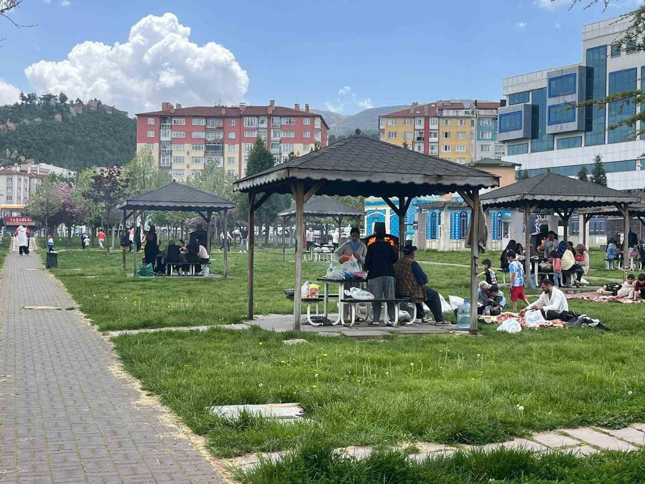 HAVALARIN ISINMASI İLE AİLELER PARKLARA AKIN ETTİ
