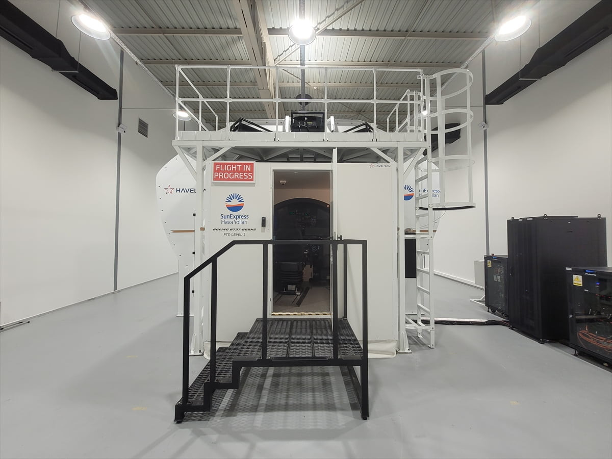 HAVELSAN tarafından geliştirilen Boeing 737NG Uçuş Eğitim Cihazı Seviye 2 simülatörü, bu seviyede...