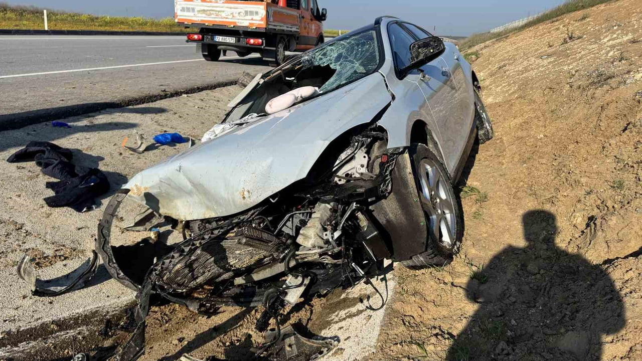 HAVSA İLÇESİNDE, SÜRÜCÜSÜNÜN DİREKSİYON HAKİMİYETİNİ KAYBETTİĞİ OTOMOBİLİN YOLDAN ÇIKMASI SONUCU...