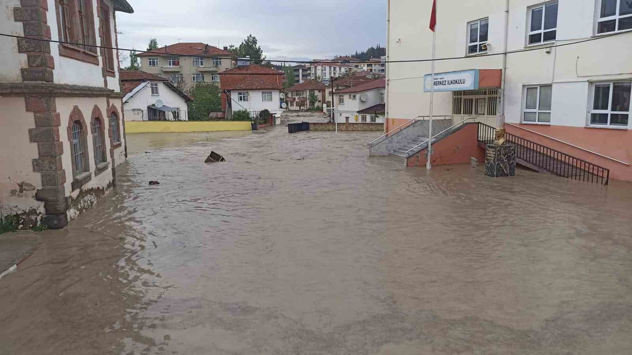 HAVZA İLÇESİ, ETKİLİ OLAN KUVVETLİ SAĞANAK YAĞIŞIN ARDINDAN SELE TESLİM OLDU. KENTİN ORTASINDAN...