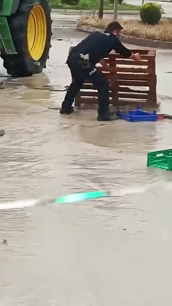 HAVZA İLÇESİNDE ETKİLİ OLAN SAĞANAK YAĞIŞ SIRASINDA GÖREV YAPAN BİR POLİS MEMURU, SEL SULARININ...