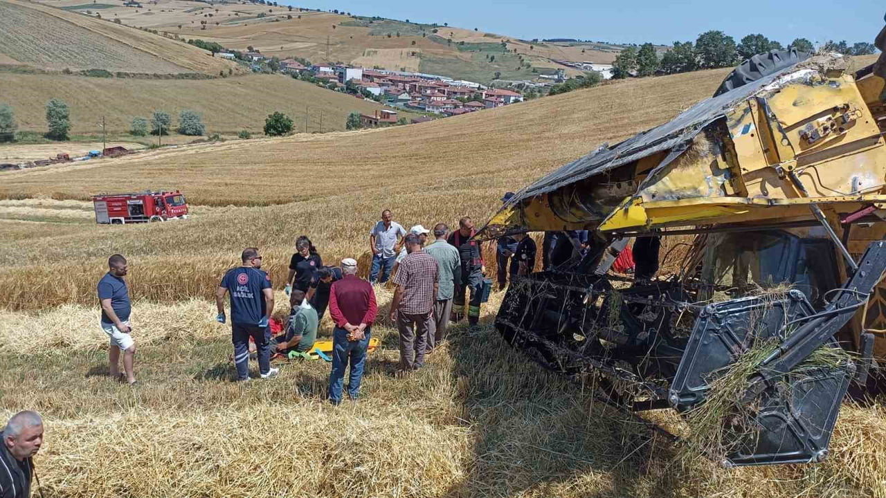 HAVZA İLÇESİNDE TARLADA KONTROLDEN ÇIKARAK DEVRİLEN BİÇERDÖVERİN OPERATÖRÜ YARALANDI.