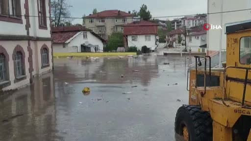 Havza'da kuvvetli sağanak etkili oldu, dere taştı