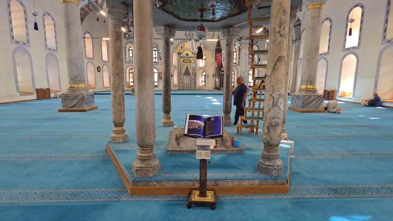 HAYATA GEÇİRİLEN PROJE KAPSAMINDA ULU CAMİİ'NDE BULUNAN HAT SANATI ESERLERİNİN YANINA...