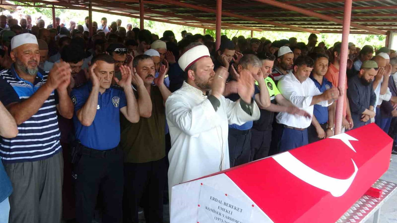 HAYATINI KAYBEDEN EMEKLİ KOMİSER İÇİN BEYLİK CAMİSİ'NDE ÖĞLE NAMAZINI MÜTEAKİP CENAZE TÖRENİ...