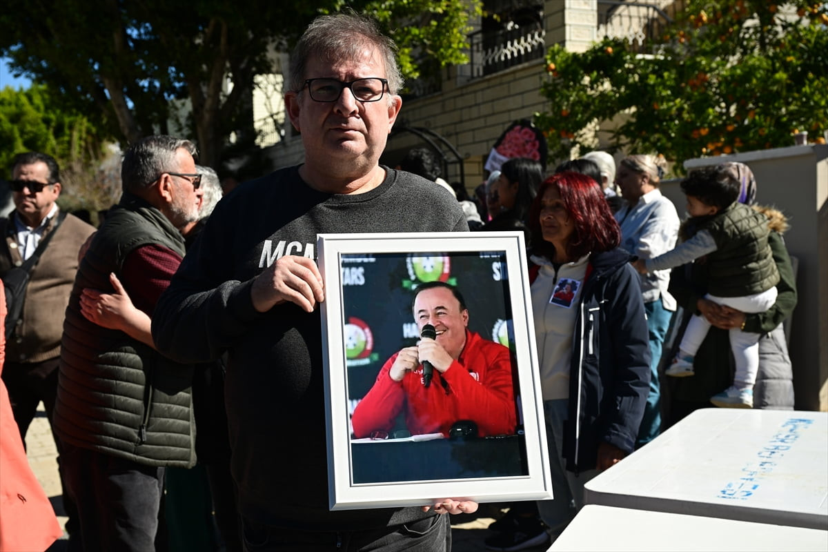 Hayatını kaybeden teknik direktör Engin Fırat'ın cenazesi, kılınan cenaze namazının ardından...