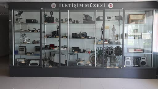 Hayatını öğrencilere adadı, fakülteye iletişim müzesi kurdu