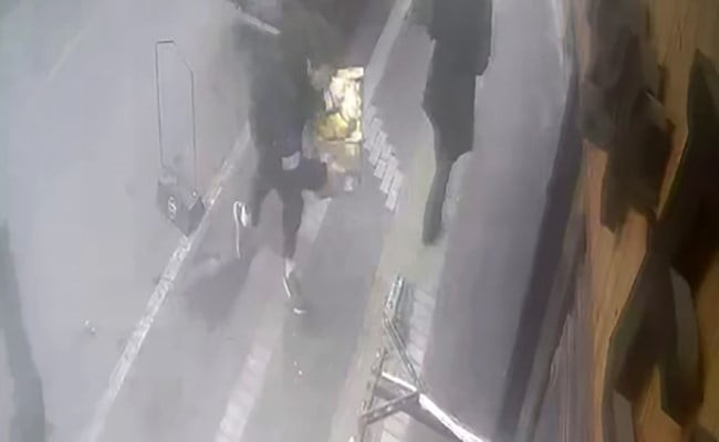 HAYRABOLU'DA BETON DUBAYA TAKILAN VATANDAŞIN ZOR ANLARI KAMERAYA YANSIDI