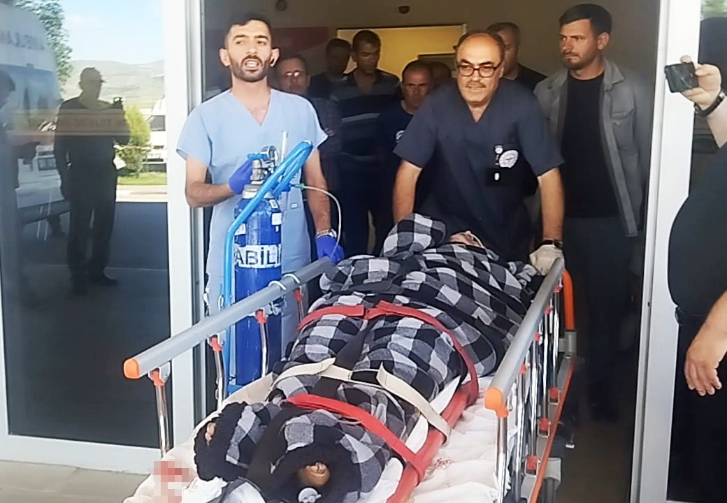 HAYVANLARINI OTLATIRKEN AYI SALDIRISINA UĞRAYAN ŞAHIS HASTENEYE KALIRILDI