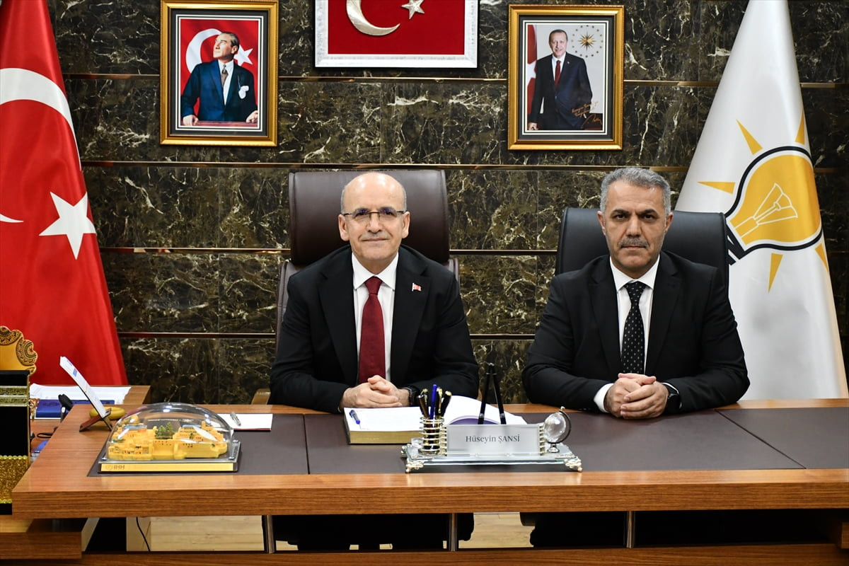 Hazine ve Maliye Bakanı Mehmet Şimşek, AK Parti Batman İl Başkanlığında partililerle bir araya...