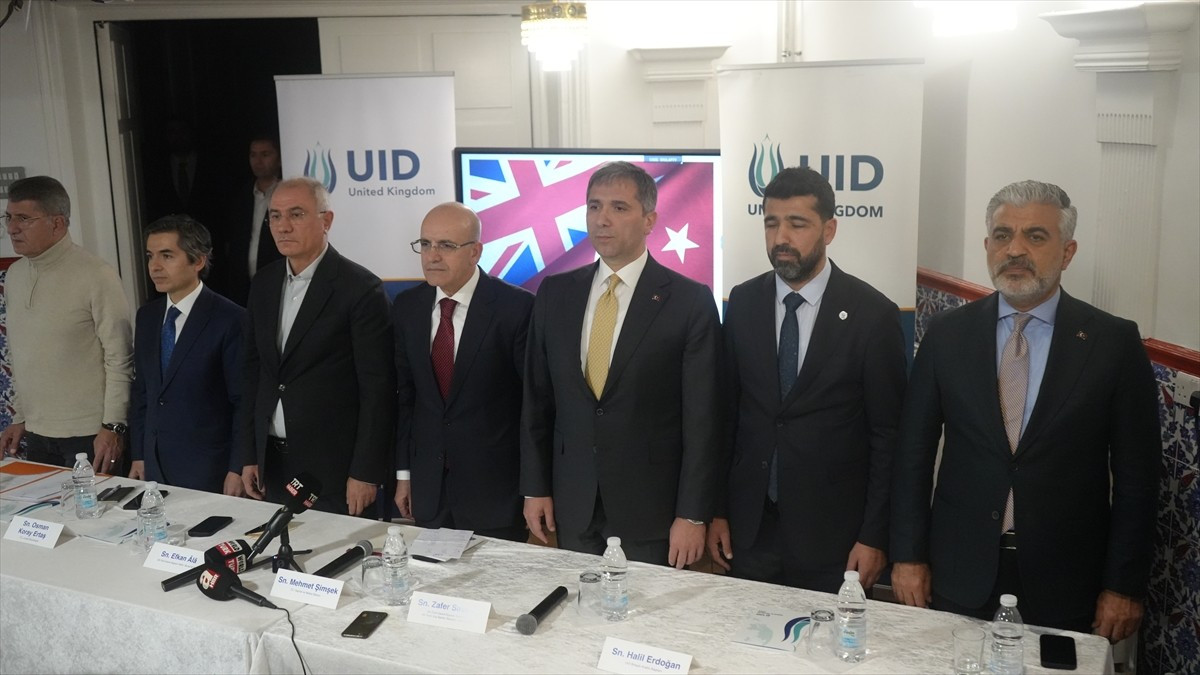 Hazine ve Maliye Bakanı Mehmet Şimşek (ortada), Londra'da Uluslararası Demokratlar Birliği (UİD)...