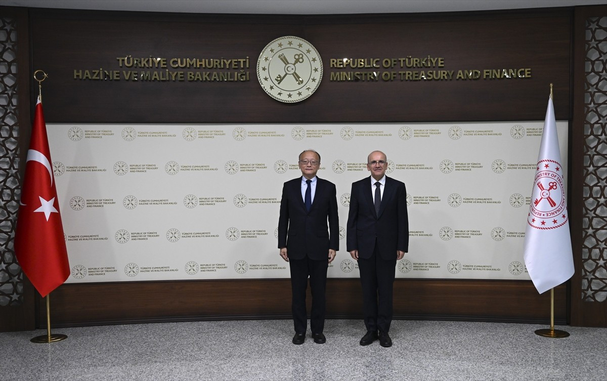 Hazine ve Maliye Bakanı Mehmet Şimşek (sağda), Asya Kalkınma Bankası (AKB) Başkanı Masato Kanda...