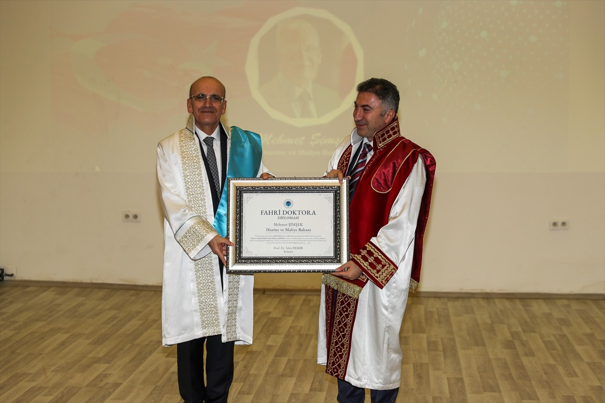 Hazine ve Maliye Bakanı Mehmet Şimşek (solda), Batman Üniversitesi Fen Edebiyat Fakültesi...