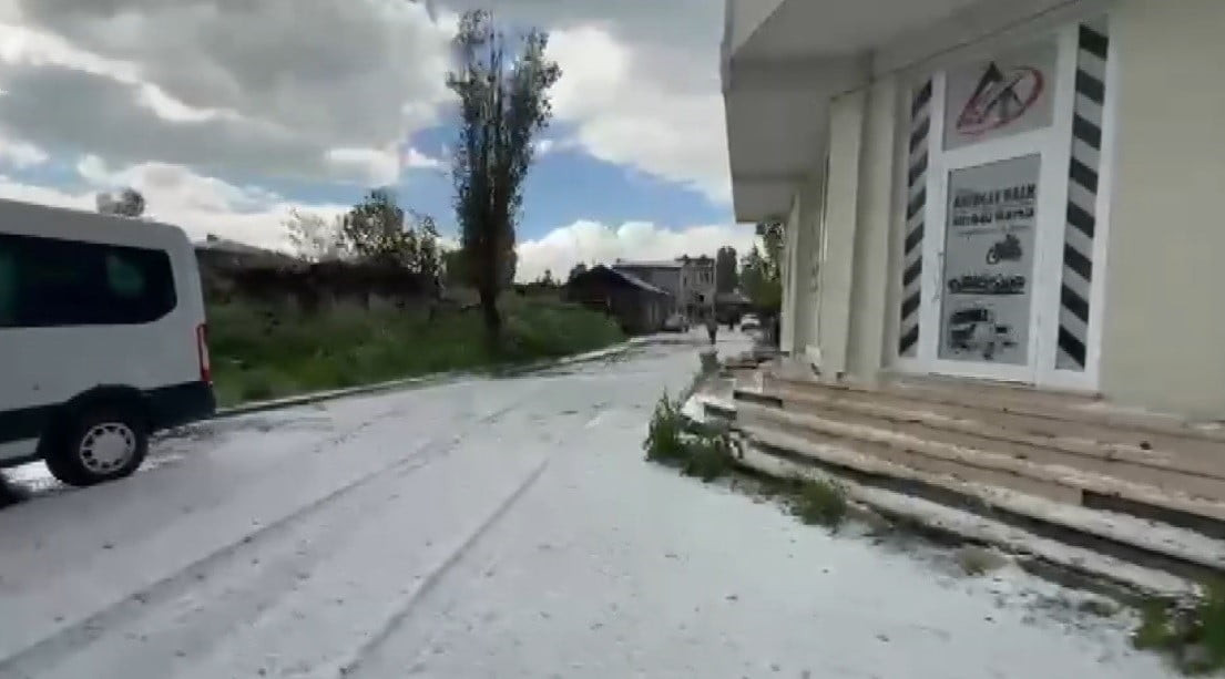 HAZİRANDA KIŞ ŞOKU! KARS’A DOLU YAĞDI, VATANDAŞLAR KAR TEMİZLER GİBİ KÜREK SALLADI